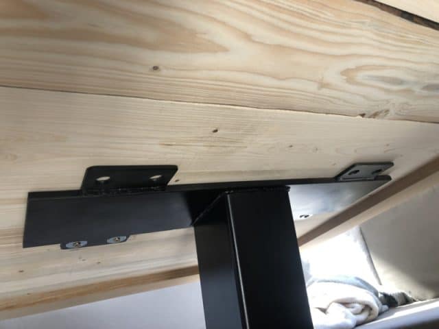 Tischfuß aus schwarzem Metall