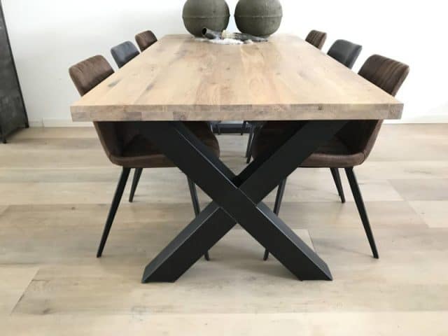 Tisch mit X-Bein