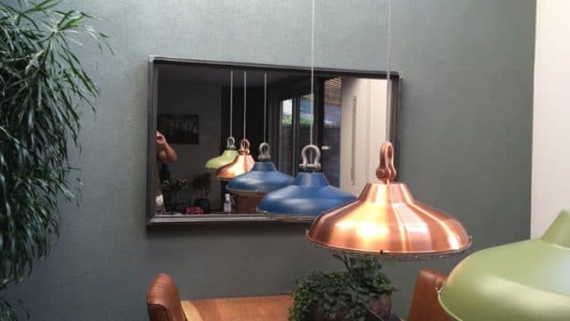 Industriele spiegel voor bij de eettafel