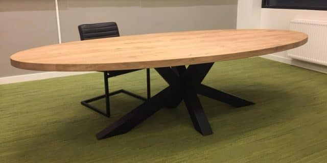 Ovaler Eichentisch Obra Matrix