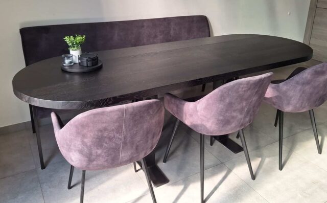 Flacher ovaler Eichentisch 210 x 80 x 4 cm mit 1 x 45 Grad abgeschrägter Kante, Farbe Eiche Schwarz mit T-Basis aus 10 x 1 cm Streifenmetall mit schwarzer Beschichtung
