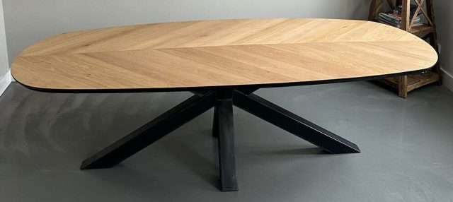 Demlin dänischer Fischgräten-Eichentisch 260 x 120 x 4 cm mit 1x45 Grad konischer schwarzer Kante, Fischgrätenmuster in ungarischer Spitze mit Matrixbasis 10 x 10 cm mit schwarzer Beschichtung