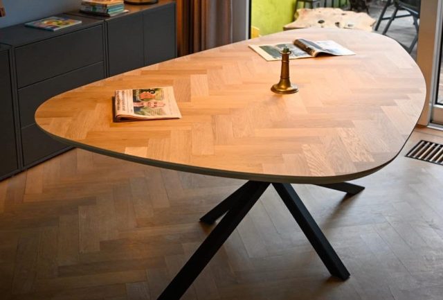 Stół organiczny z dębu żwirowego w jodełkę 200 x 110 x 4 ze zwężającą się krawędzią 1x45 stopni z podstawą matrix 5x5cm czarna powłoka