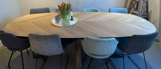 Demlin dänischer Fischgräten-Eichentisch 260 x 120 x 4 cm mit 1x45 Grad konischer schwarzer Kante, Fischgrätenmuster in ungarischer Spitze mit Matrixbasis 10 x 10 cm mit schwarzer Beschichtung