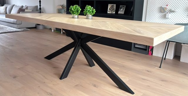 Osla-Eichen-Fischgrätentisch 220 x 90 x 6 cm in der Farbe Cloud mit Matrix-Untergestell 8 x 4 cm mit schwarzer Beschichtung