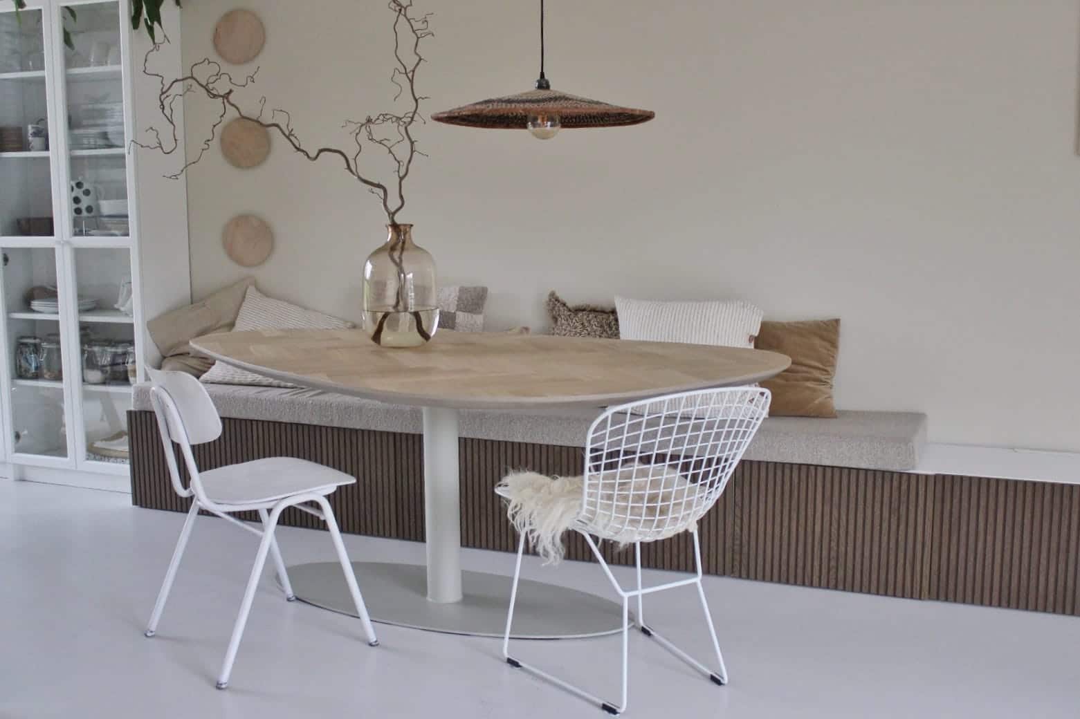 Organiczny stół z dębu w jodełkę Pebble z podstawą Ossy