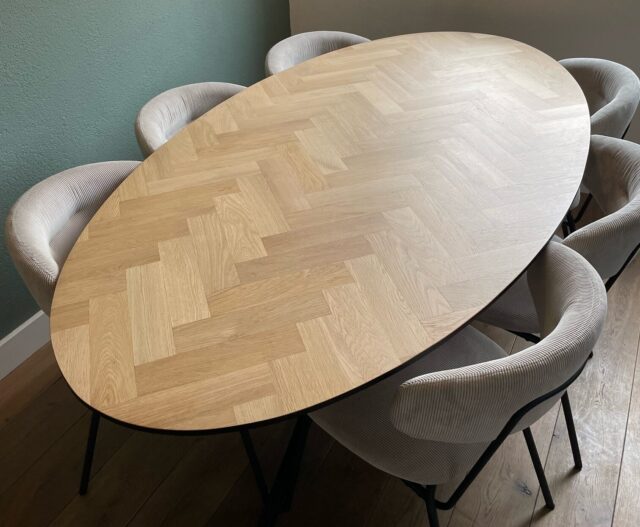 Owalny dębowy stół Milin w jodełkę 210 x 110 x 3,5 cm ze zwężającą się pod kątem 1 x 45 stopni czarną krawędzią z cienką matrycą podstawa 3 x 3 cm z czarną powłoką