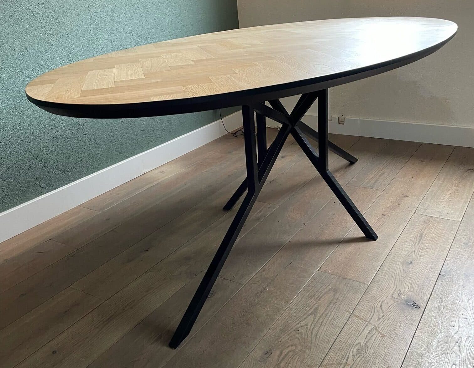 Owalny dębowy stół Milin w jodełkę 210 x 110 x 3,5 cm ze zwężającą się pod kątem 1 x 45 stopni czarną krawędzią z cienką matrycą podstawa 3 x 3 cm z czarną powłoką