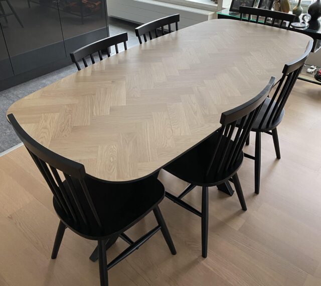 Demlin Duński owalny stół dębowy w jodełkę (prosty kształt) 190 x 90 x 4 cm z czarną stożkową krawędzią 1x45 stopni z podstawą matrix 8 x 4 cm z czarną powłoką