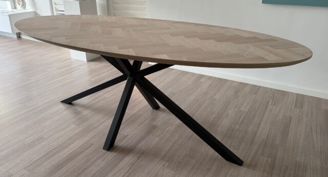 Milin ovaler Fischgrätentisch (doppelt) aus Eiche 220 x 100 x 4 cm (Farbe Cloud) mit 1x60 Grad abgeschrägter Kante mit Matrix 5x5cm Basis schwarz